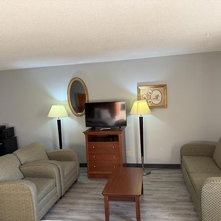 Lake Tree Inn & Suites Marion Εξωτερικό φωτογραφία
